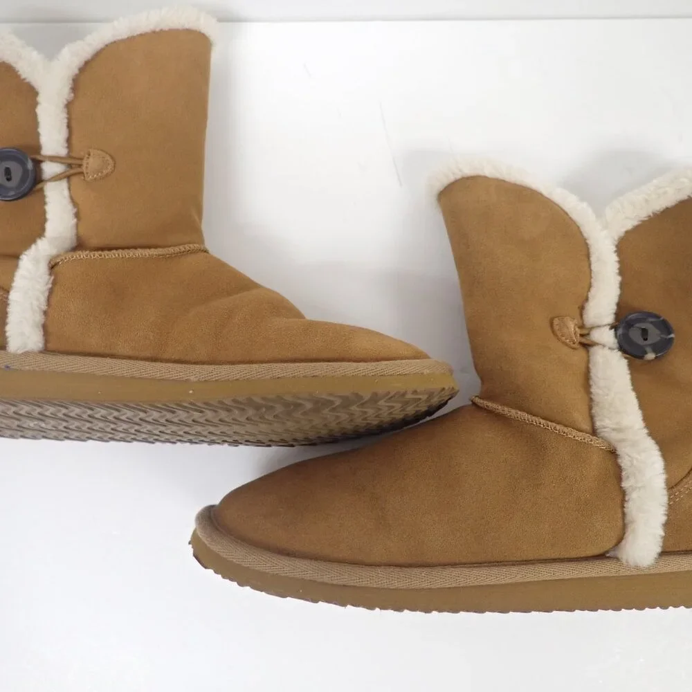 American Eagle suede boots with faux shearling lining.